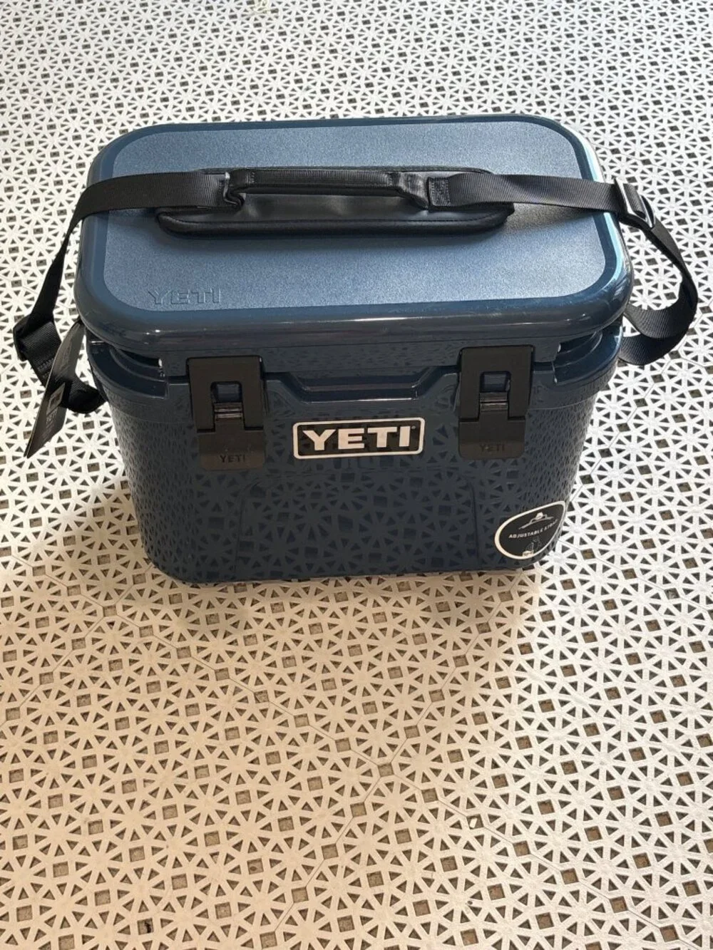 YETI Roadie 15 Hard Cooler in Navy Blue with tags Travel Outdoors